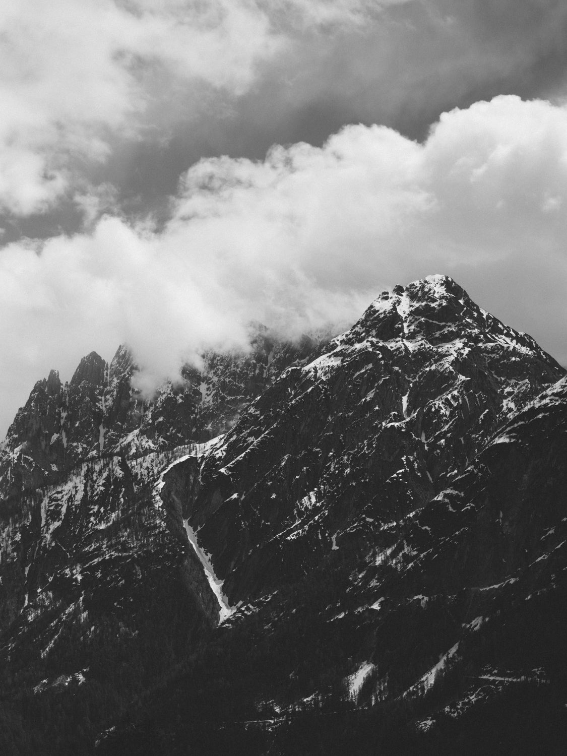 Schwarz-Weiß Aufnahme der Lienzer Dolomiten mit Wolken am Himmel